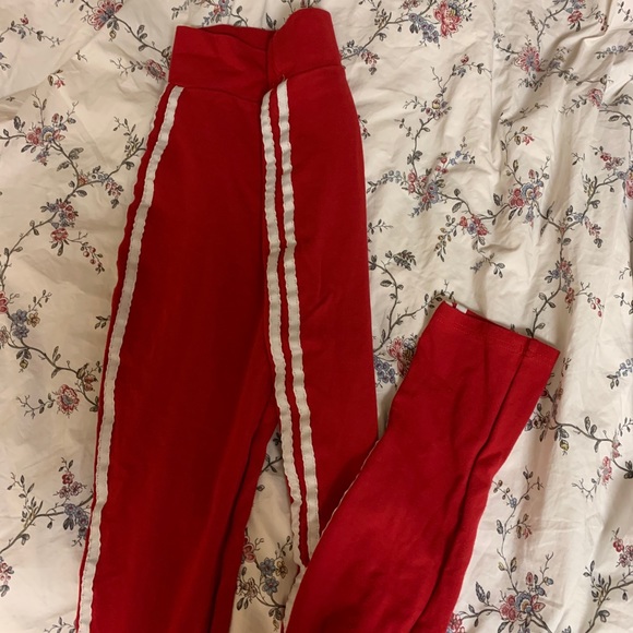 RED HIGH WAISTED LEGGINGS🌹 - Picture 2 of 4